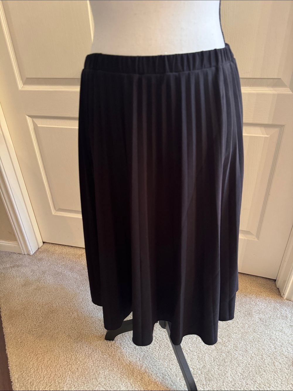 Black Pleated Midi Skirt - Size Large